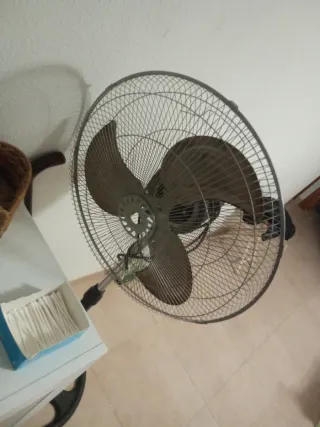 Ventilador de pie metálico y plástico