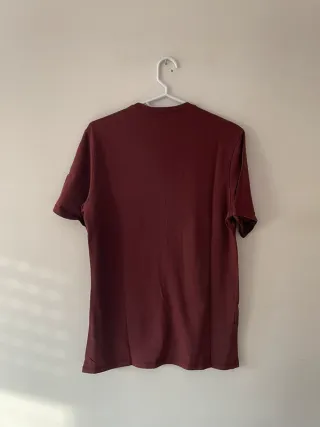 Camiseta deportiva granate