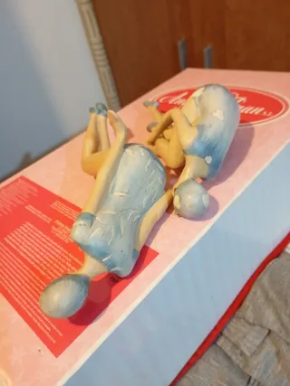 Figuras antiguas de dos mujeres