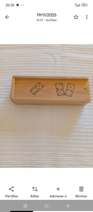 Jogo de dominó em caixa de madeira