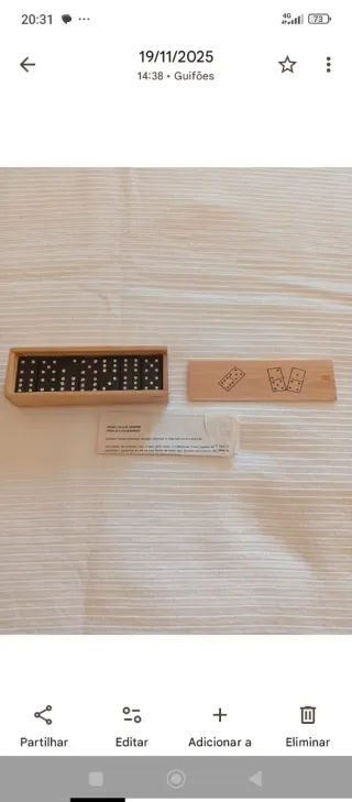 Jogo de dominó em caixa de madeira