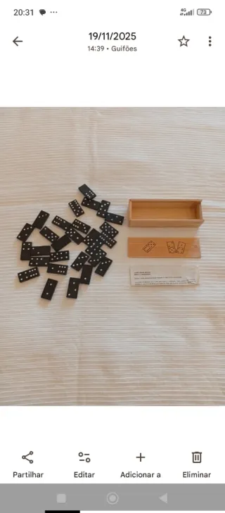 Jogo de dominó em caixa de madeira