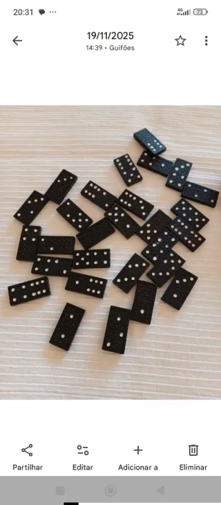 Jogo de dominó em caixa de madeira