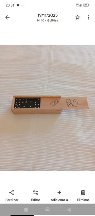 Jogo de dominó em caixa de madeira