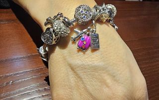 Pulsera charms plata con piedras brillantes