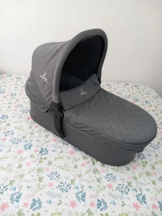 Carrito de bebé gris