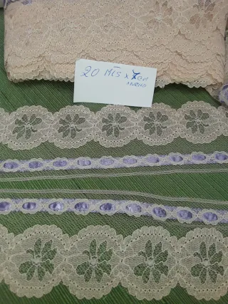 Preciosa puntilla fina beige y morada