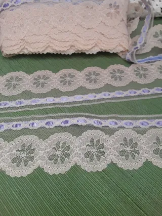 Preciosa puntilla fina beige y morada