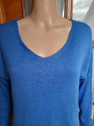 Precioso Jersey azul cuello pico