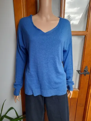 Precioso Jersey azul cuello pico