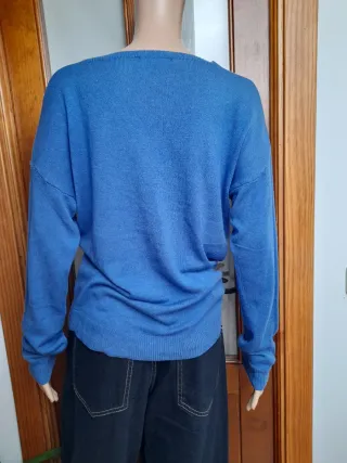 Precioso Jersey azul cuello pico