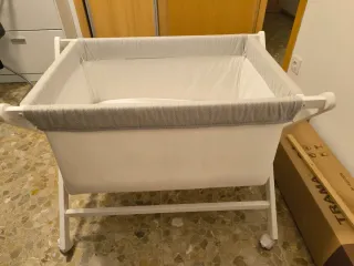 Minicuna blanca con estampado gris