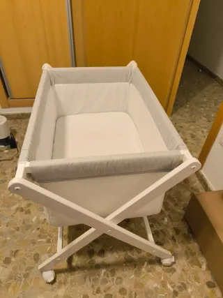 Minicuna blanca con estampado gris