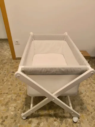 Minicuna blanca con estampado gris