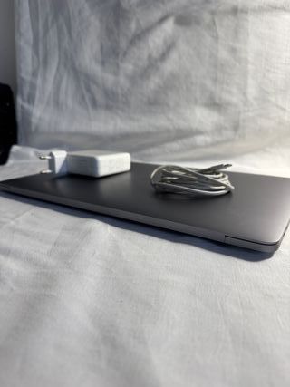 MacBook Pro 15” 2017 i7 16GB 512GB Radeon 560