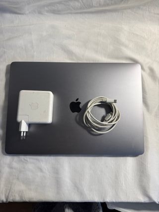 MacBook Pro 15” 2017 i7 16GB 512GB Radeon 560