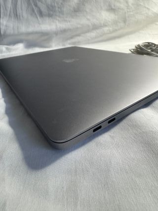 MacBook Pro 15” 2017 i7 16GB 512GB Radeon 560