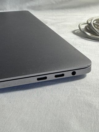 MacBook Pro 15” 2017 i7 16GB 512GB Radeon 560