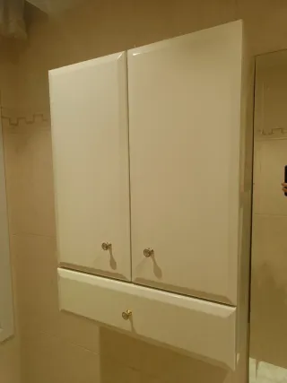 Armario auxiliar baño blanco y dorado