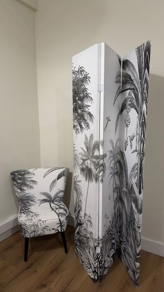 Biombo y sillón estampando palmera