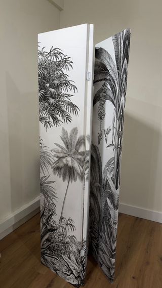 Biombo y sillón estampando palmera