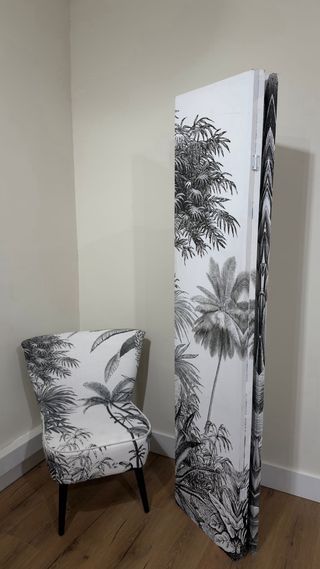 Biombo y sillón estampando palmera