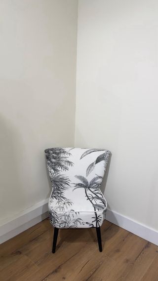 Biombo y sillón estampando palmera