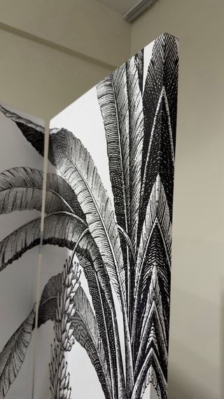 Biombo y sillón estampando palmera