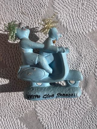 Figura azul de personaje con moto