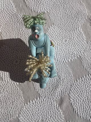 Figura azul de personaje con moto