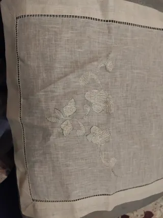 Centrotavola in lino ricamato