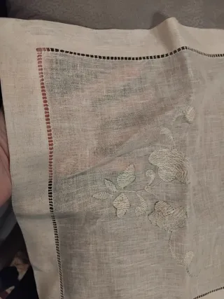 Centrotavola in lino ricamato