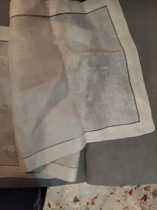 Centrotavola in lino ricamato