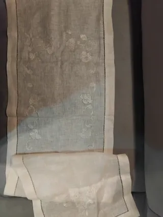 Centrotavola in lino ricamato