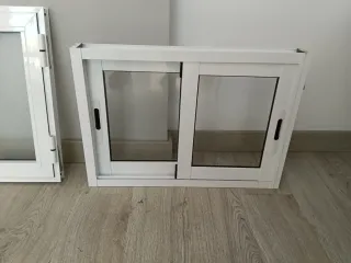Ventana corredera blanca
