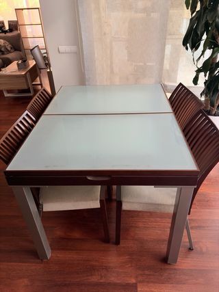 Mesa de comedor y 4 sillas