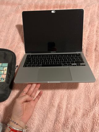 MacBook Pro 13 con funda de teclado floral