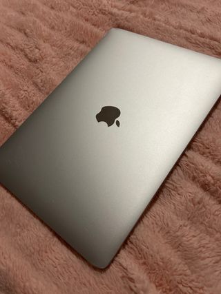 MacBook Pro 13 con funda de teclado floral