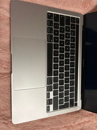 MacBook Pro 13 con funda de teclado floral