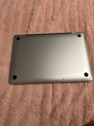 MacBook Pro 13 con funda de teclado floral