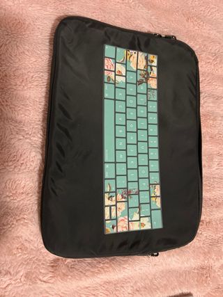 MacBook Pro 13 con funda de teclado floral