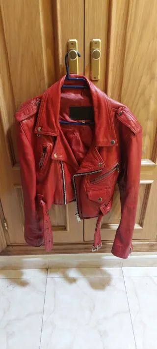 Cazadora de cuero roja