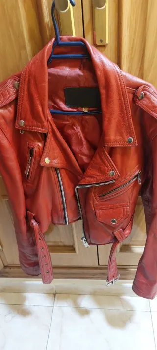 Cazadora de cuero roja