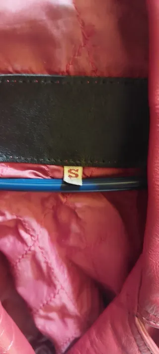 Cazadora de cuero roja