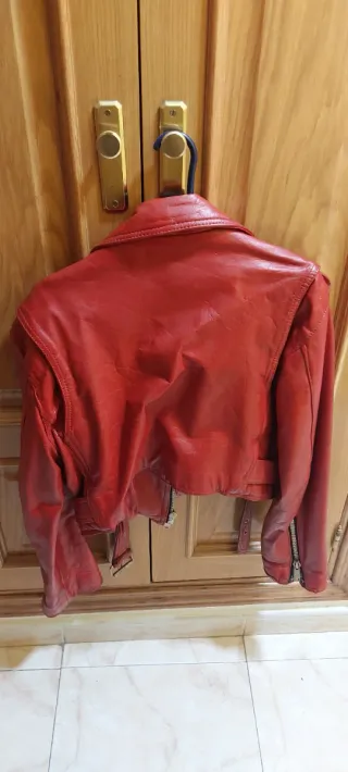 Cazadora de cuero roja