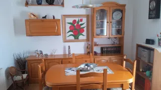 Mueble de comedor de pino
