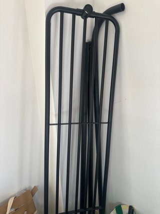 Isla de cocina Ikea vadholma y estante superior .
