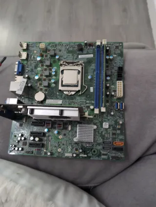 Placa base + CPU + Tarjeta Gráfica