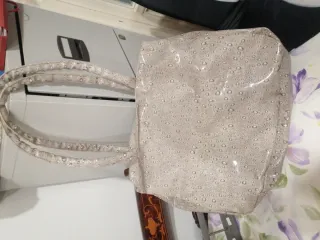 Bolso gris con estampado de gotas