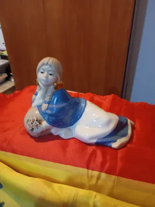 Figura de porcelana antigua mujer